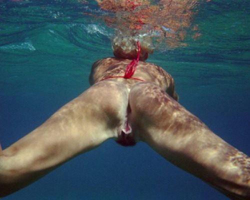Девушки голышом палавют в бассейне и показывают аппетитные письки порно фото